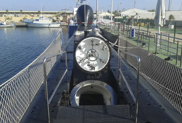 Вузький люк вхід до старого підводного човна — стокове фото