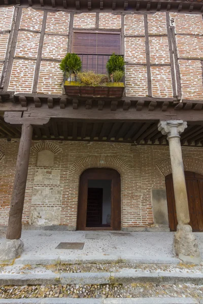 Bellissimi balconi antichi decorati con fiori e legno ad Areva — Foto Stock