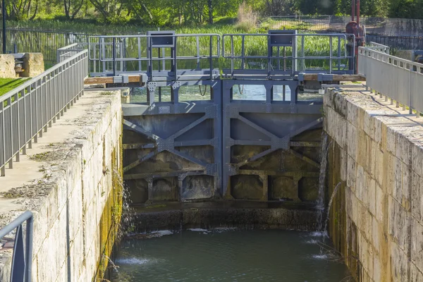 Gates containment of water in a canal — Stock Photo, Image