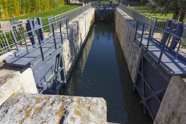 Gates containment of water in a canal — Stock Photo, Image