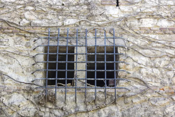 Rejilla de hierro en ventana en el castillo — Foto de Stock