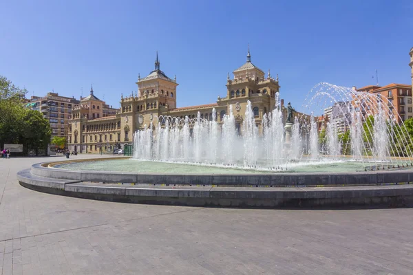 Modern fountain in the square Zorrilla in Valladolid, Spain — Stock Photo, Image