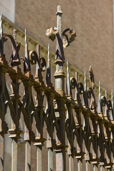 Staré zasloužilý iron gate — Stock fotografie