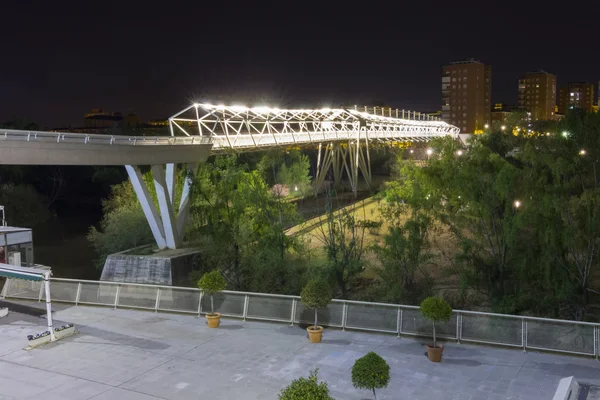 Ponte pedestre passarela de Moneo, estrutura moderna à noite em — Fotografia de Stock