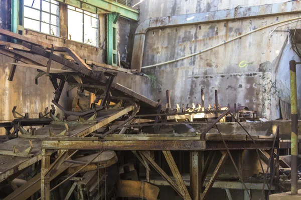 Machinery destroyed in a coal mine abandoned after the war — Stock Photo, Image