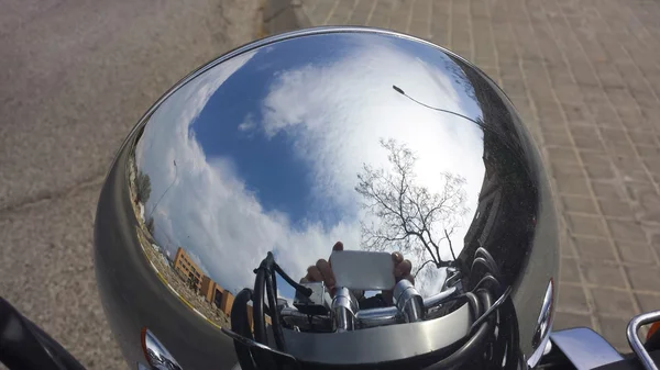 Riflessi in una moto personalizzata faro cromato — Foto Stock