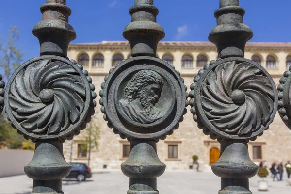 Detalhes decorativos em uma cerca de ferro velho — Fotografia de Stock