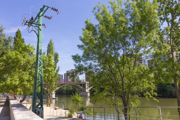 Alter Turm auf dem Fluss pisuerga elektrische Durchquerung der Stadt — Stockfoto