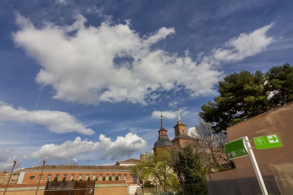 Ulice a staré budovy města alcala de henares, spai — Stock fotografie