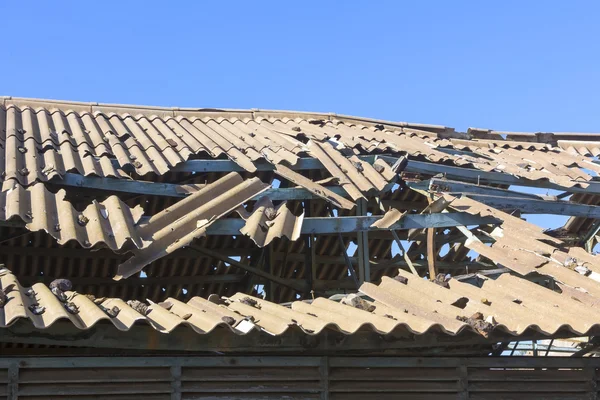 Broken and destroyed roof of an old abandoned industry — Stock Photo, Image