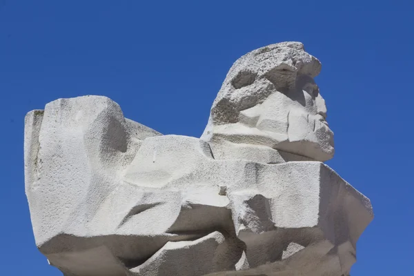 Абстрактная скульптура из белого камня — стоковое фото