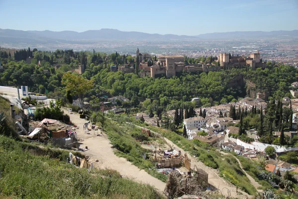 Casas de caverna, e famoso Palácio Árabe da Alhambra em Granada — Fotografia de Stock