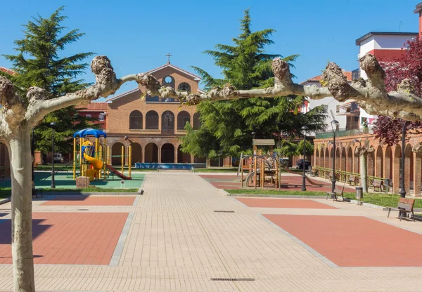 Moderna plaza con arcadas y arcos en Palencia, España —  Fotos de Stock