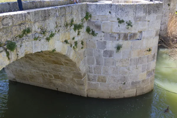Antiguo bloque de puente de piedra con arcos y agua —  Fotos de Stock