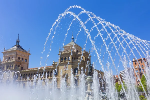 Moderner brunnen auf dem platz zorrilla in valladolid, spanien — Stockfoto