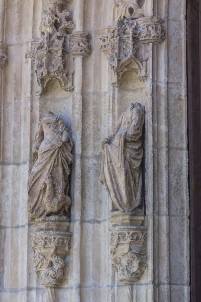 Details und Figuren der gotischen Kirche des Klosters San P — Stockfoto