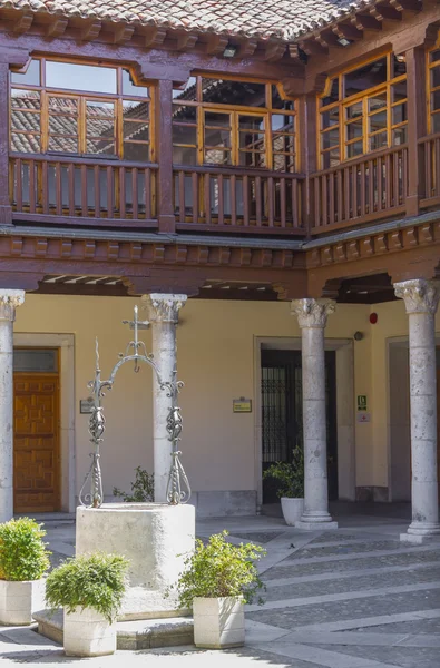 Schöner Innenhof mit Holzterrassen und Steinsäulen in alcala de he — Stockfoto