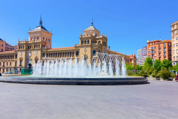 Fântână modernă în piața Zorrilla din Valladolid, Spania — Fotografie, imagine de stoc