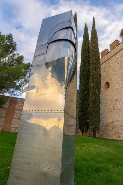 Escultura abstracta en acero con bellos reflejos — Foto de Stock