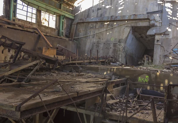 Machinery destroyed in a coal mine abandoned after the war — Stock Photo, Image