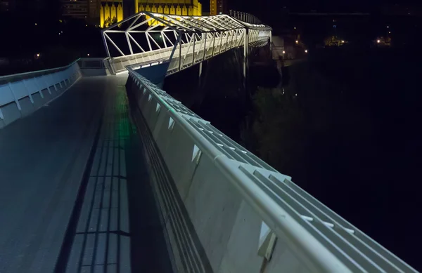 Bridge pedestrian walkway of Moneo, modern structure at night in — Stock Photo, Image