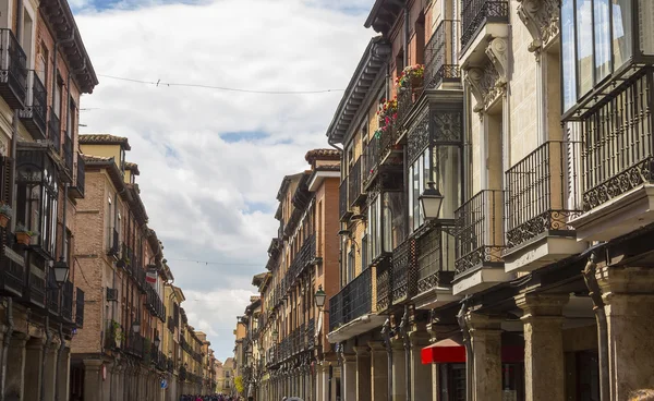 Туристическая пешеходная улица с аркадами в Alcala de Henares, Spa — стоковое фото