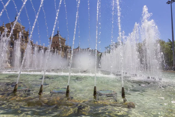 Fuente moderna en la plaza Zorrilla en Valladolid, España — Foto de Stock