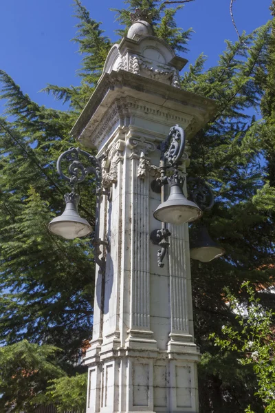 Farolas en la antigua columna de piedra decorada —  Fotos de Stock