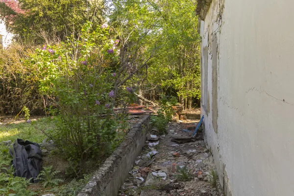쓰레기와 버려진된 집에 escombras — 스톡 사진