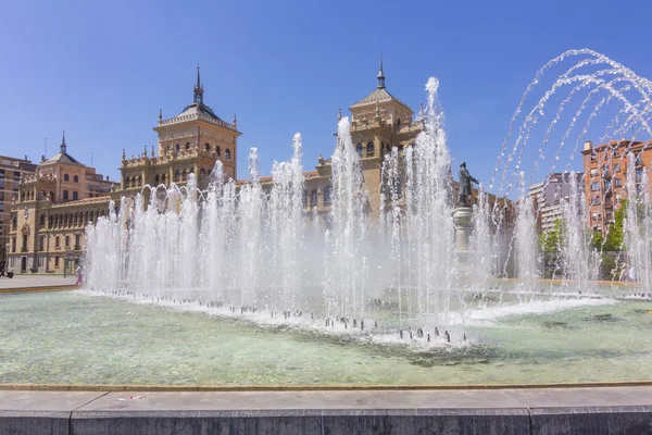 Современный фонтан на площади Зоррилла в Вальядолиде, Испания — стоковое фото