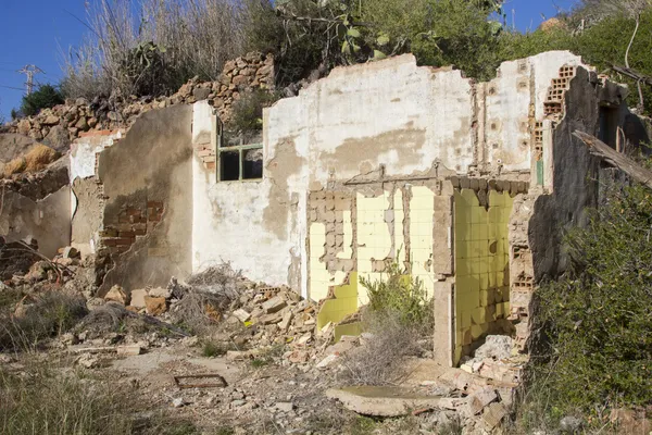 Casas antigas destruídas e em ruínas por padrão — Fotografia de Stock