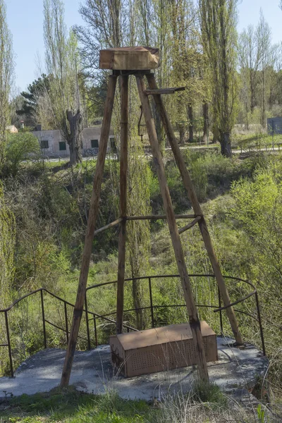 Παλιά σιδερένια υποστήριξη για γερανογέφυρα ανυψωτικής — Φωτογραφία Αρχείου