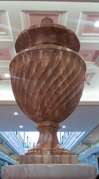 Duży brązowy ozdobna waza marmurowa — Zdjęcie stockowe