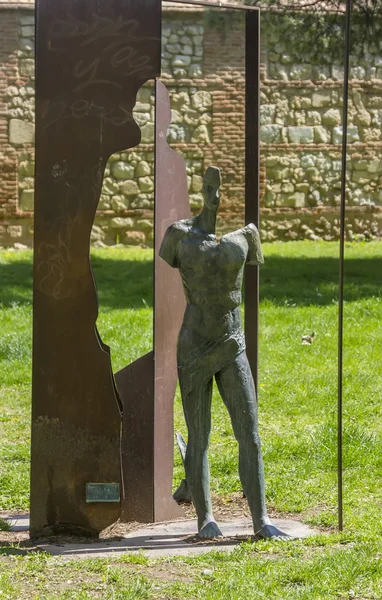 Escultura abstrata de um homem em bronze — Fotografia de Stock