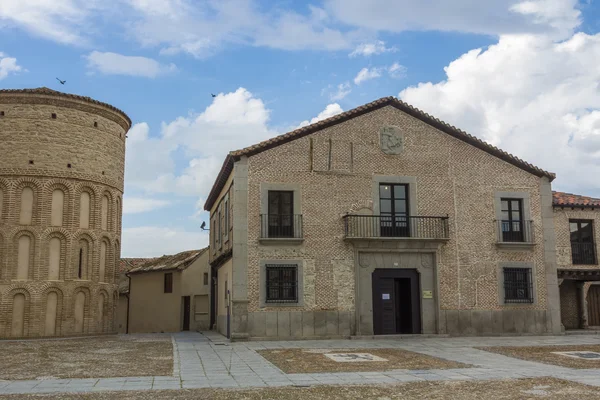 Igreja e casas típicas com céu azul e nuvens brancas em Arev — Fotografia de Stock