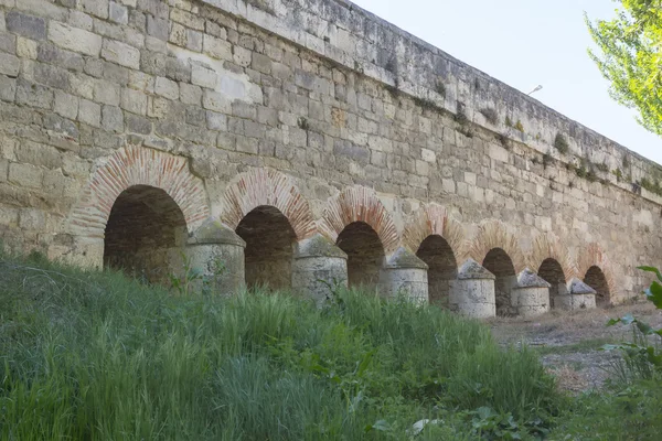 Старый каменный мост с арками и водой — стоковое фото