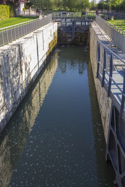 Puertas contención de agua en un canal —  Fotos de Stock