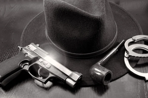 Команда детективов, полуавтоматические наручники, шляпа и труба. — стоковое фото