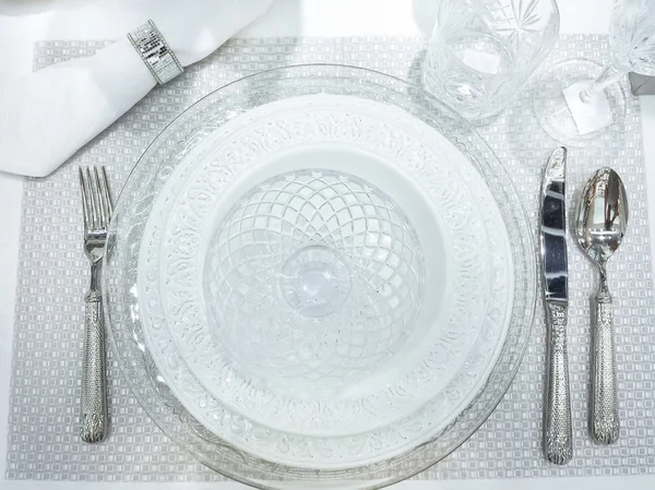 Lesklé stříbrné příbory a nádobí luxus — Stock fotografie