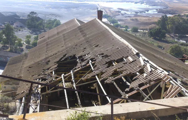 Tetto rotto e distrutto di una vecchia industria abbandonata — Foto Stock