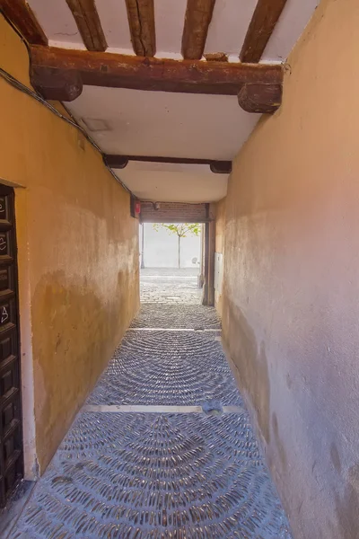 Kopfsteinpflaster der Altstadt von Alcala de henares, Spanien — Stockfoto