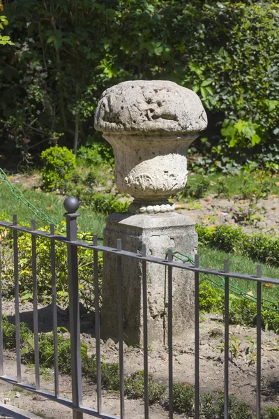 Escultura de piedra de un jarrón decorado — Foto de Stock