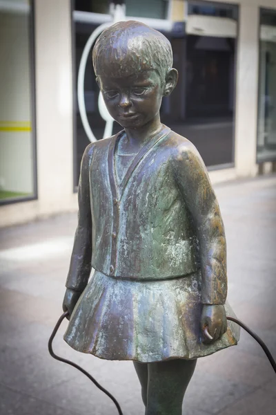 Bronce moderno de una chica jugando con una cuerda de saltar — Foto de Stock