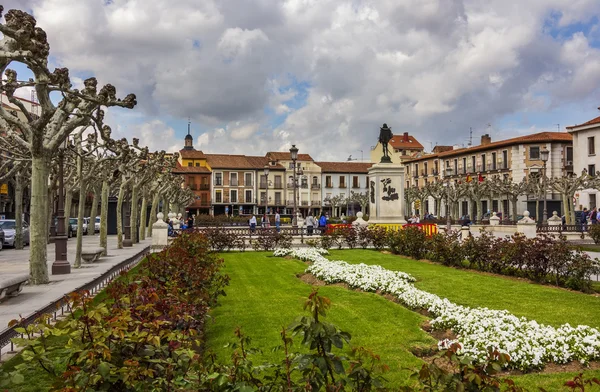 Slavný plaza de cervantes v alcala de henares, Španělsko — Stock fotografie