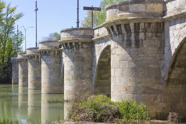 Słynny kamienny most puente burmistrz, xvi wieku, w palencia, spa — Zdjęcie stockowe
