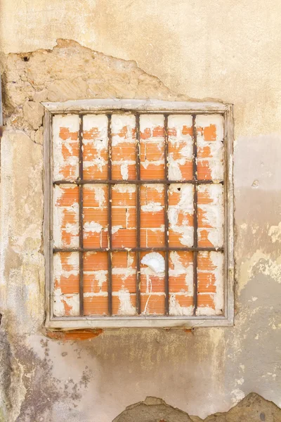 Sfondo rotto muro bianco con mattoni rossi — Foto Stock