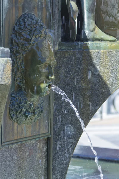 Antigua fuente de bronce con el rostro de una mujer — Foto de Stock