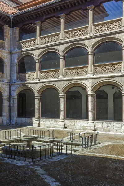 Arcs Historico et enceinte en pierre dans la célèbre ville d'Alcal — Photo