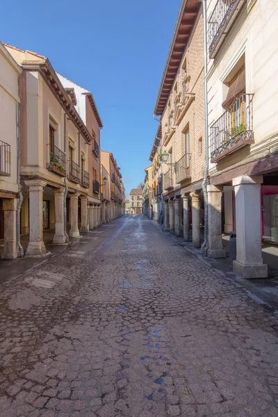 Брукованими вулицями з до Старого міста з Алькала-де-Енарес, Іспанія — стокове фото