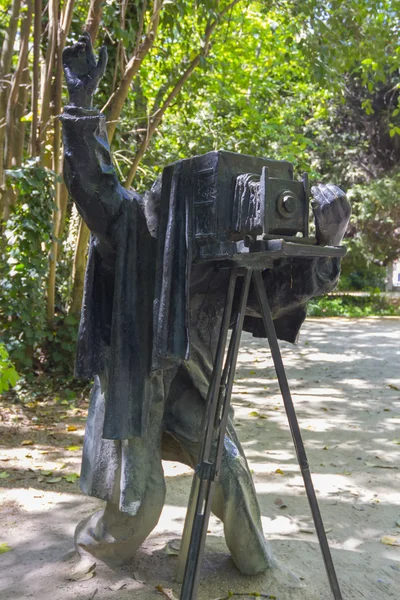 Escultura de bronce de una fotografía en un parque — Foto de Stock